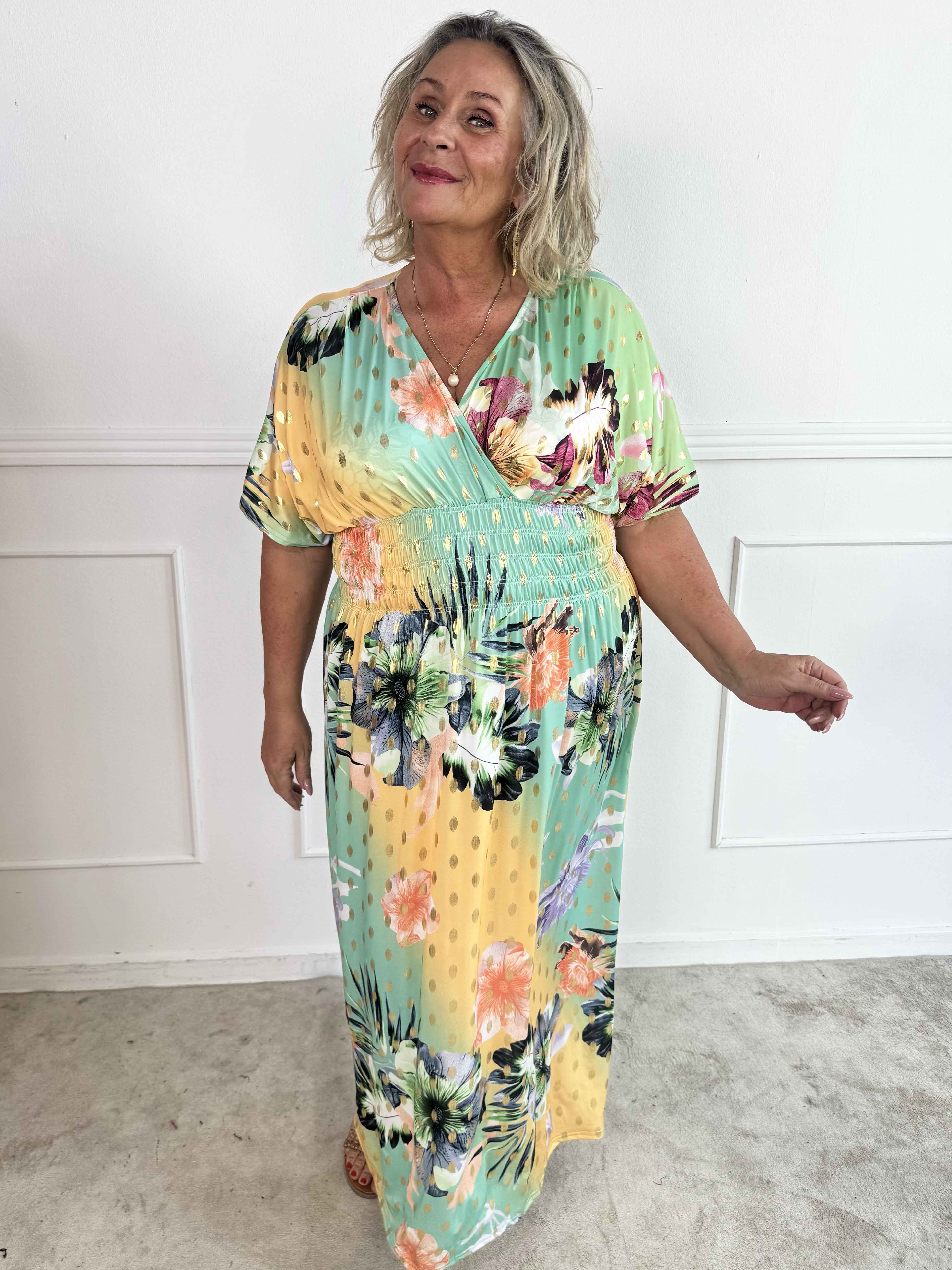 Pams Hawaii - Lång plus size klänning i stretchtyg med blommönster